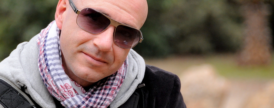 ''Si vols construir un vaixell, no comencis per buscar fusta, tallar taules o distribuir la feina. Evoca primer en els homes i dones l'anhel del mar lliure i ample''